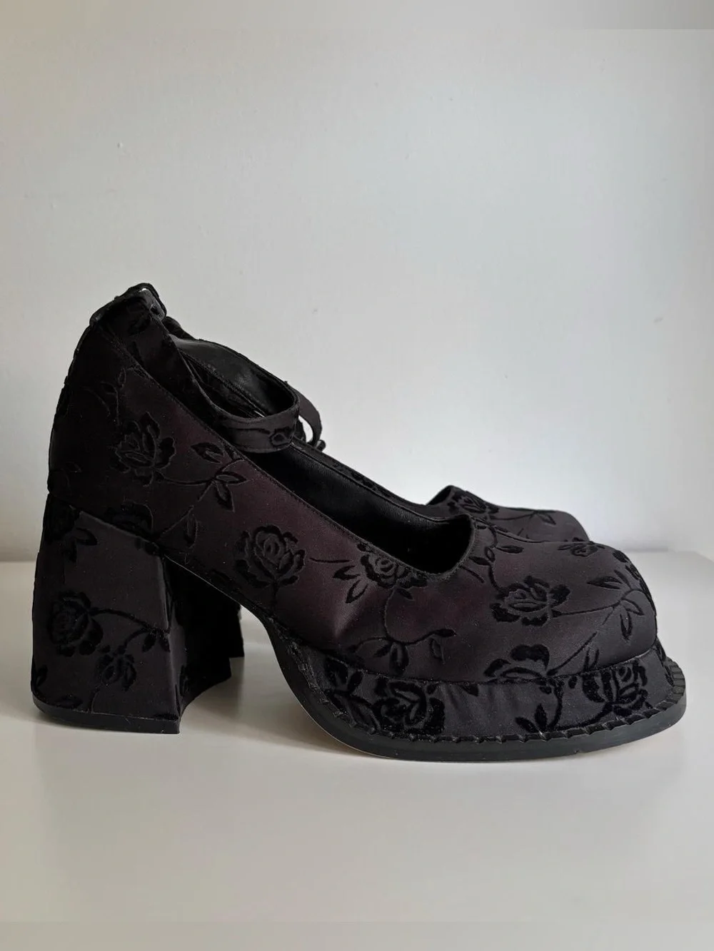 90s Delia’s floral mary jane heels